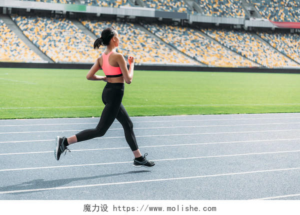 运动年轻女子在体育场上疾速奔跑运动健身户外跑步